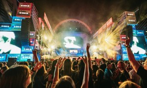 Mehr als 200 Cameo-Scheinwerfer bei „Love the 90s“ in Valencia im Einsatz