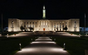 Anolis Eminere beleuchten Rathaus-Fassade im Londoner Bezirk Waltham Forest