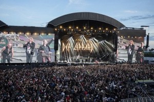 Robe illuminates Hellfest