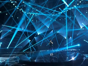 Impression X4 Bars und JDC1-Strobes von GLP beleuchten TV-Show „Songs“