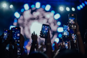 Entwicklung hin zu mehr smartphonefreien Festivals beobachtet