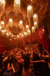 LD Systems ermöglicht immersive Audioinstallation für Broadway-Musical „Masquerade“