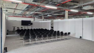 Industrieareal mittels Breakout-Räumen und Akustikwänden von HMS Design Solutions als Konferenzlocation genutzt