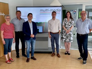 Multi-Media Systeme spendet Samsung-Touch-Display an Seniorenzentrum