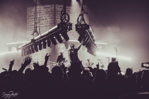 Bandit Lites supplies Elation Seven Batten fixtures for Shinedown tours