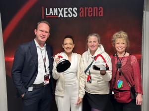 Carolin Kebekus erhält zweifachen Sold Out Award der Lanxess Arena
