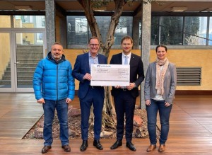 Layher-Team spendet 8.000 Euro an Miteinander e.V.