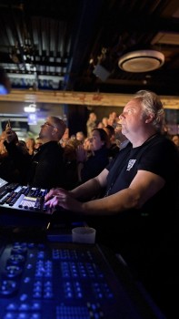 Dick Brave mit ETC-Tour-Hog-Lichtsteuerkonsole auf Tour