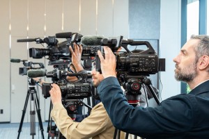 Sony kündigt neuen Hand-Camcorder mit KI-gestützter Motiverkennung und digitaler Signaturtechnologie zur Videoauthentifizierung an