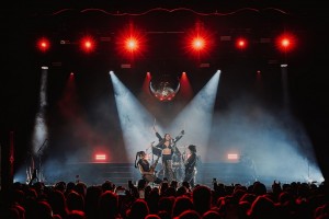 Elliot Baines creates disco mood on Beth McCarthy tour with Chauvet
