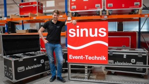 Sinus investiert in modulares Rahmenbausystem und hochauflösende LED-Wand