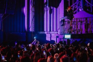 Elliot Baines creates disco mood on Beth McCarthy tour with Chauvet