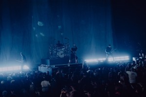 Zwanzig GLP JDC2 IP mit Firmware 2.0 bilden durchgehende Bildfläche auf Spiritbox-Tour