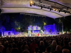 Wetterfeste Scheinwerfer von Elation im Outdoor-Dauereinsatz auf Freilichtbühne Tecklenburg