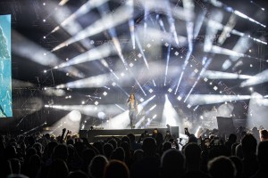 Nina Puslar homecoming concert lit with Robe