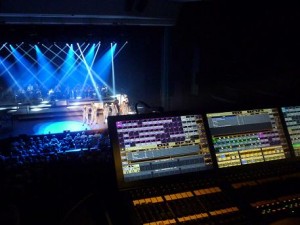 Adoro-Show mit Equipment von Clay Paky, MA Lighting und Robert Juliat