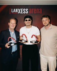 Apache 207 erhält Sold Out Award der Lanxess Arena