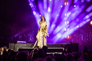 Nina Puslar homecoming concert lit with Robe