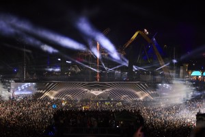Cameo-Scheinwerfer lassen Tomorrowland nach Großbrand neu erstrahlen