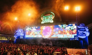 Mehr als 200 Cameo-Scheinwerfer bei „Love the 90s“ in Valencia im Einsatz