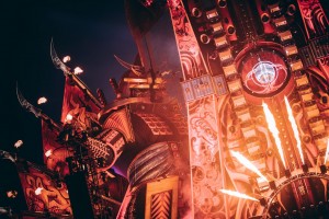 Showgear-Discokugel ziert Red Stage bei Defqon.1